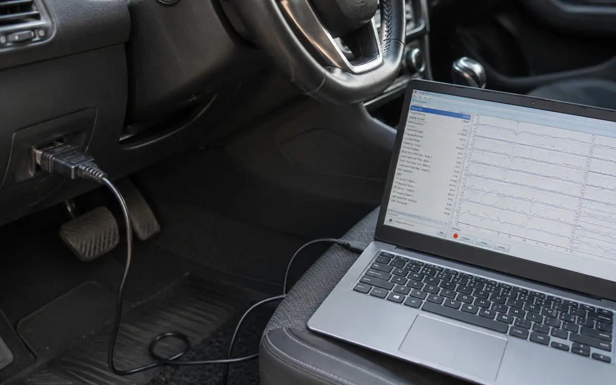Laptop diagnostyczny podłączony do samochodu