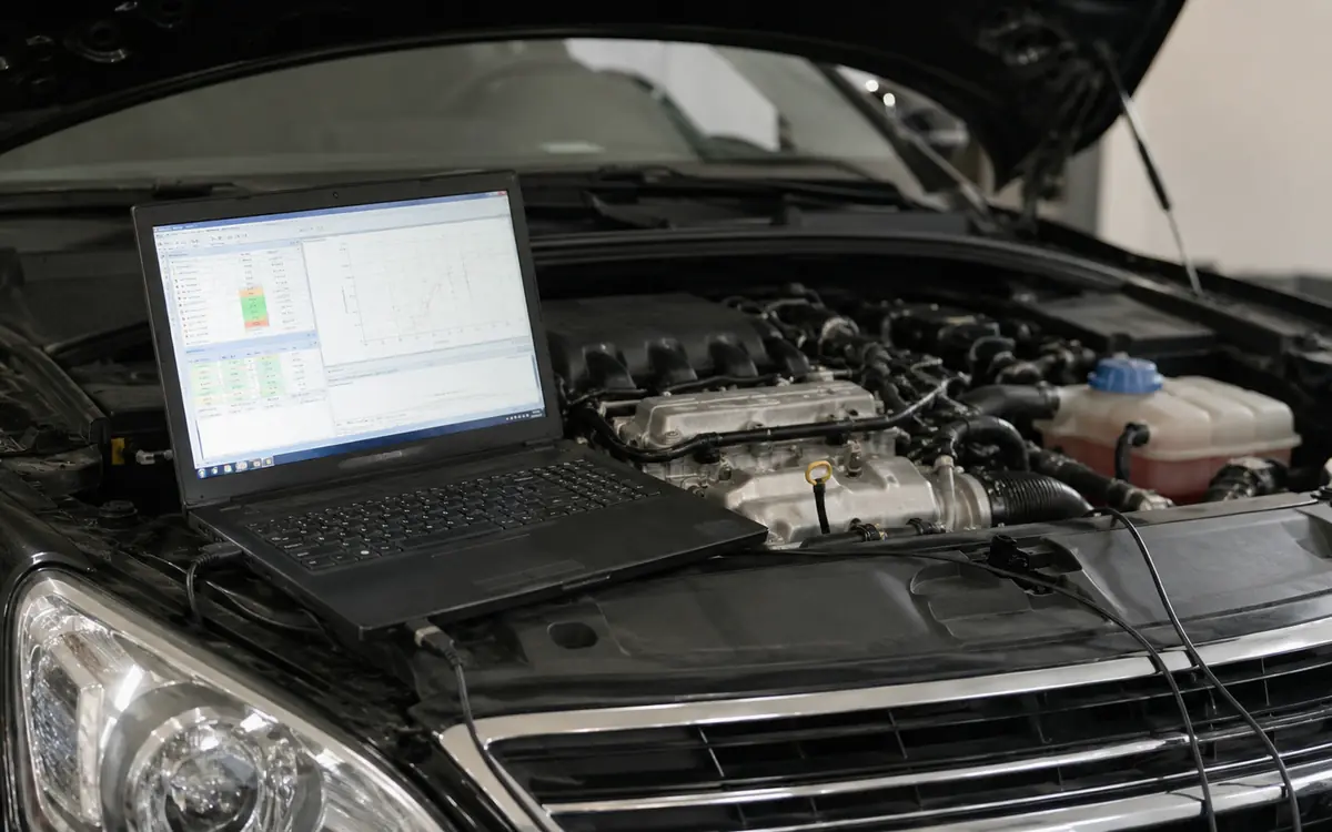 Laptop z mapami silnika podczas diagnostyki